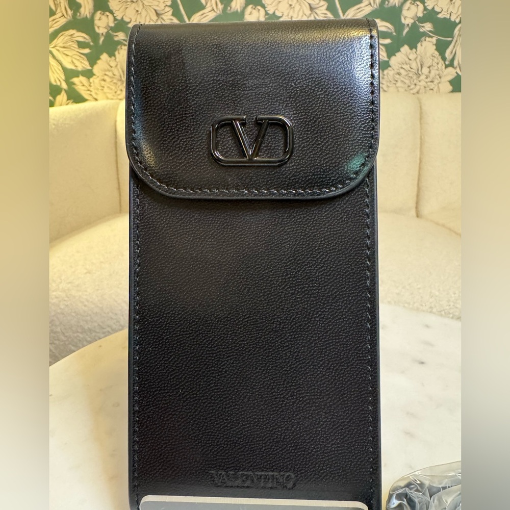 ❣️Buyer Appreciation❣️READ👇 Valentino Sunglasses w/ Crossbody Bag MSRP $799 - Picture 4 of 16